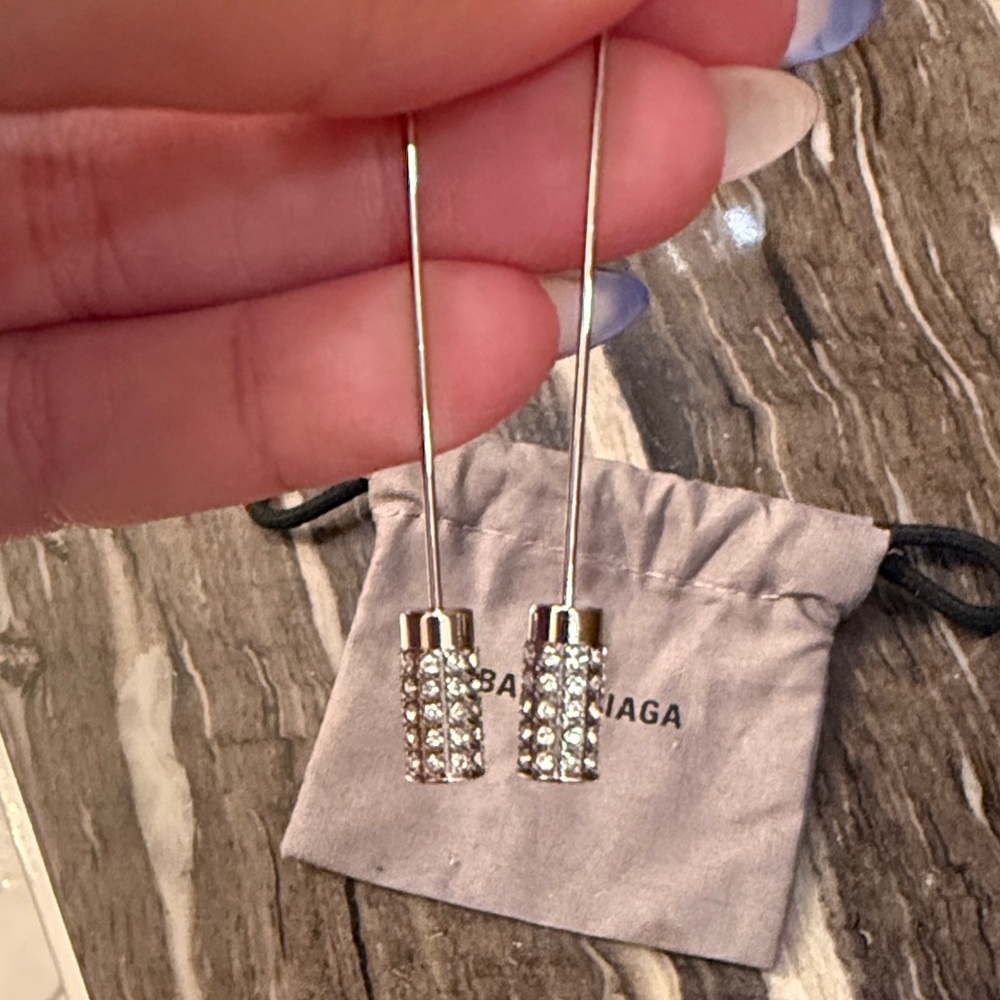 BALENCIAGA
Pin BB Crystal-Embellished Earrings like NEW - Picture 17 of 17